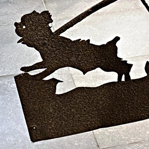 Veleta Antigua de Hierro con Figuras de Niños Jugando y Perro - imagen 3