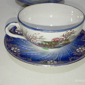 Conjunto de 21 piezas de porcelana oriental: tazas, platitos, alhajeros y figuras - imagen 4