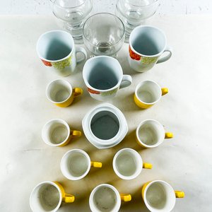 Juego de 18 Piezas: Tazas Florales, Pocillos Amarillos y Copas Hialinas - imagen 2