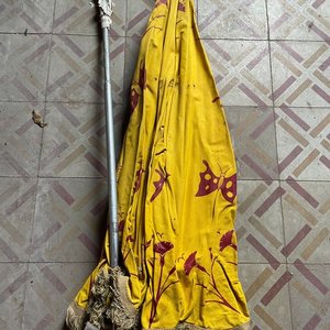 Lote anterior: Sombrilla de Tela Amarilla con Mariposas
