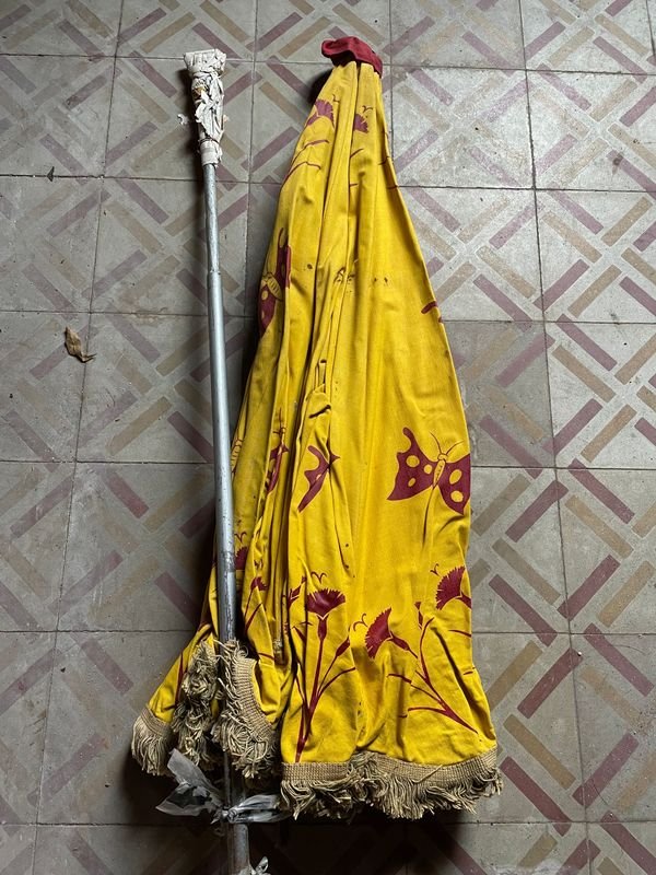 Sombrilla de Tela Amarilla con Mariposas