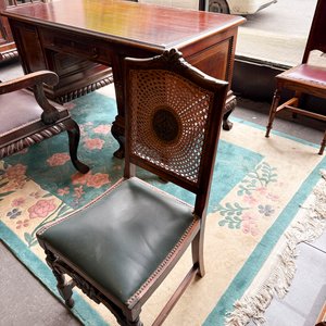 Mueble de madera con puertas de vidrio y silla de estilo - imagen 4