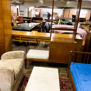Lote siguiente: Mueble de madera con estantes y cajones