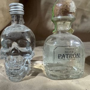 Lote siguiente: Dos Botellas de Licor Selladas: Calavera y Tequila Patrón Silver