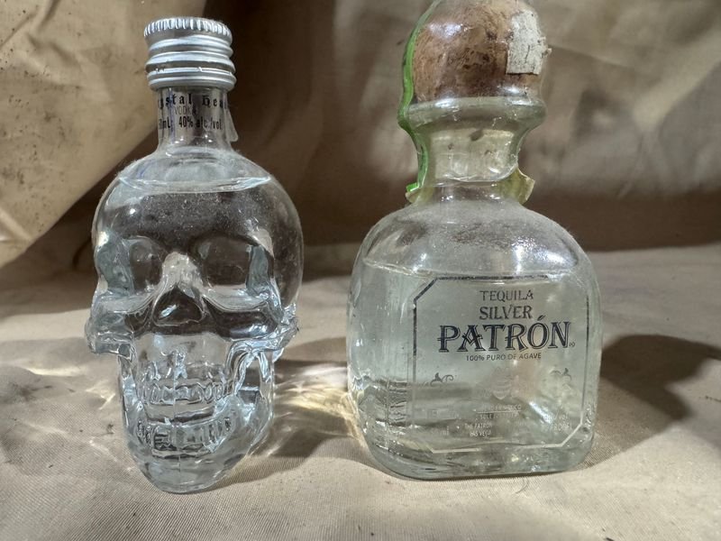 Dos Botellas de Licor Selladas: Calavera y Tequila Patrón Silver
