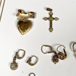 Lote de 11 Piezas de Bisutería Enchapada: Cadenas, Colgantes y Aretes - imagen 5