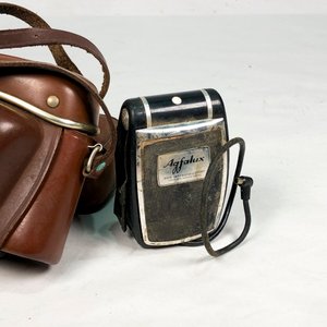 Cámara Fotográfica Antigua Agfa con Estuche de Cuero y Flash Agfalux - imagen 4