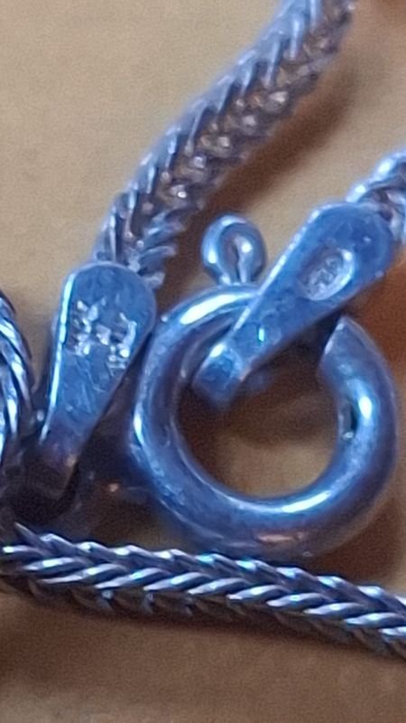Lote siguiente: Cadena de plata con anillo