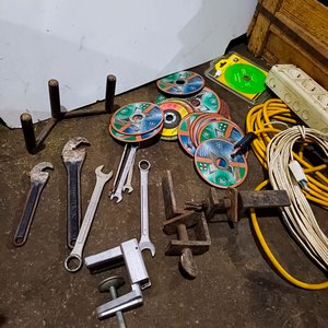 Lote siguiente: Lote de Herramientas Varias: Llaves, Discos de Corte y Más