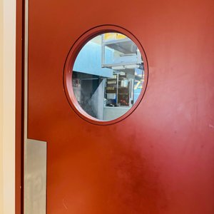 Dos Puertas Vaivén Madera Laqueada con Ojo de Buey y Bajo de Acero Inoxidable - imagen 2