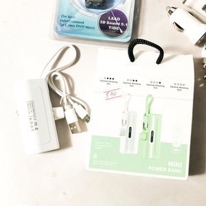 Lote de Electrónica: 2 Mini Power Banks, Router TP-Link y Adaptadores para Auto - imagen 3