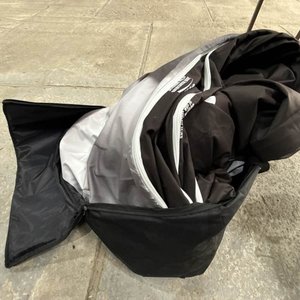 Lote siguiente: Banner Publicitario Plegable con Bolso Negro