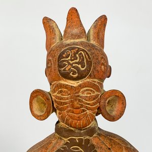 Escultura Azteca de Hombre Sentado con Corona y Decoración de Águila en Cerámica - imagen 2
