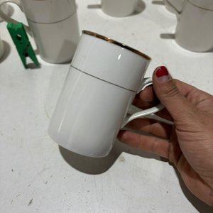 Juego de 8 Tazas de Loza Blanca con Borde Dorado - imagen 3