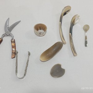 Set de 8 Piezas Variadas de Mesa y Cocina: Cubiertos, Tijera y Pinza - imagen 6
