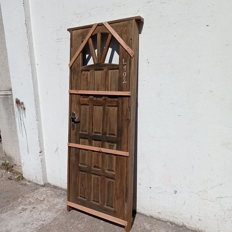 Puerta exterior en madera maciza con marco y cerradura - imagen 2