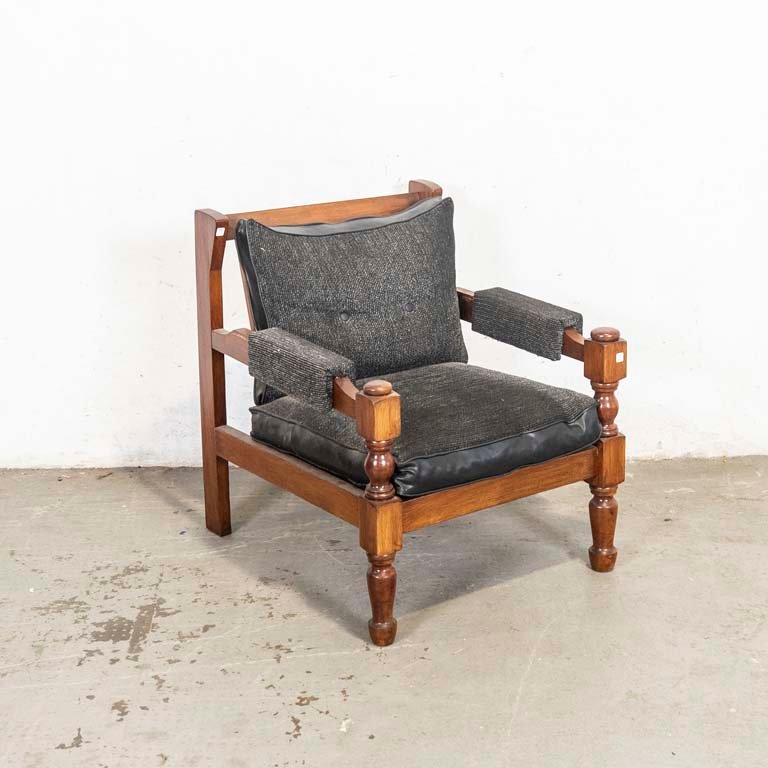 Lote siguiente: Sillón de madera con detalles en el lustre y en los tapizados