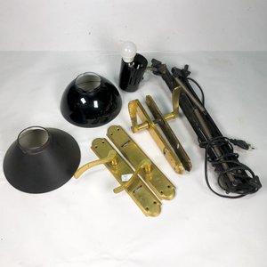 Lote siguiente: Lámpara de Mesa Negra con Apliques y Pestillos de Bronce
