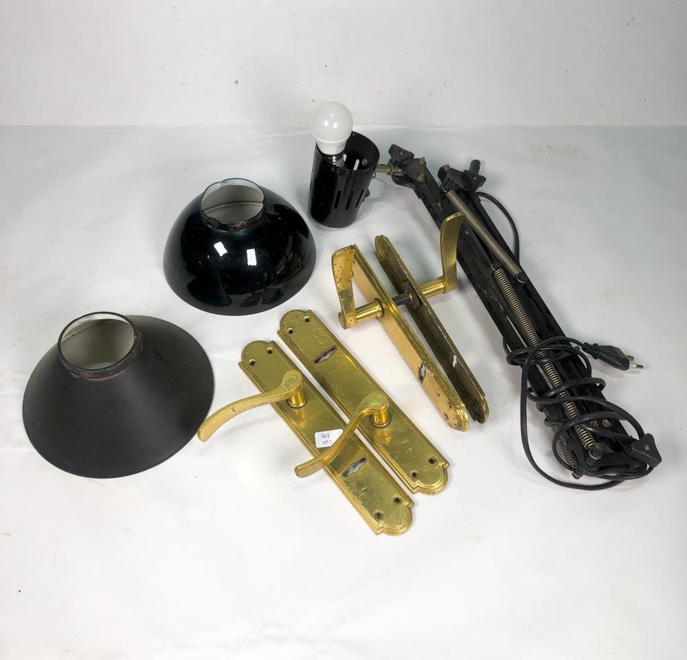 Lámpara de Mesa Negra con Apliques y Pestillos de Bronce
