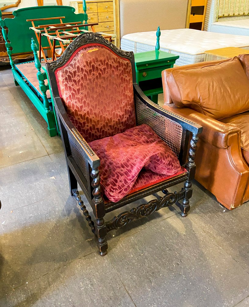 Sillón Luis XV y Sofá de Cuero Marrón Estilo Clásico