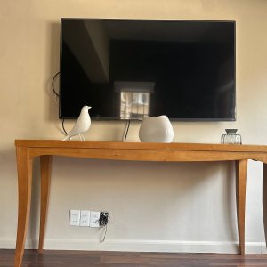 Lote siguiente: Mesa de arrimo moderna de madera clara