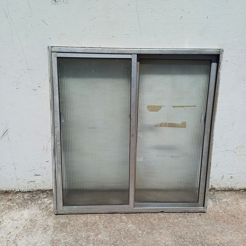 Ventana de aluminio con dos hojas corredizas en mal estado - imagen 4