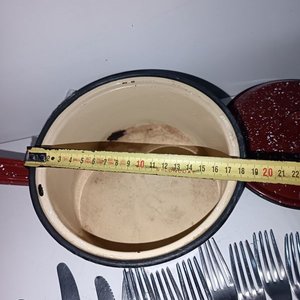 Olla Esmaltada Roja con Cubiertos Varios - imagen 4