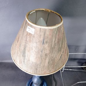 Lámpara de Mesa Azul y Carrito Plegable Metálico - imagen 4