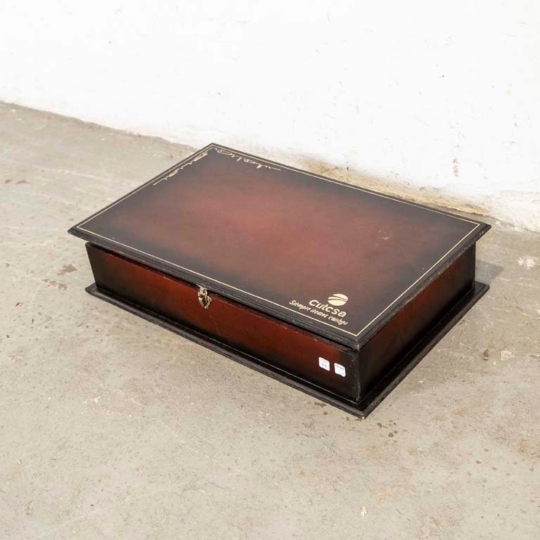 Lote anterior: Caja de madera con dice CUTCSA en buen estado