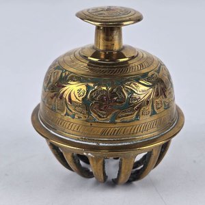 Par de Campanas Decorativas de Bronce con Grabados - imagen 4