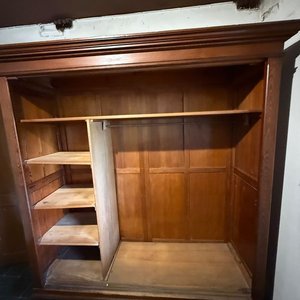 Ropero Antiguo de Pinotea con Estantes y Puertas Corredizas - imagen 2