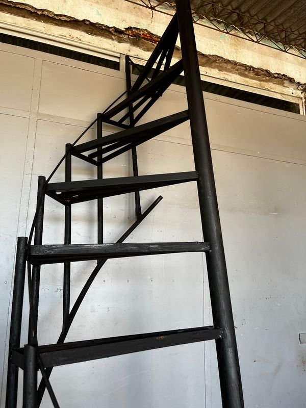 Escalera Caracol de Hierro Pintada en Negro - imagen 3