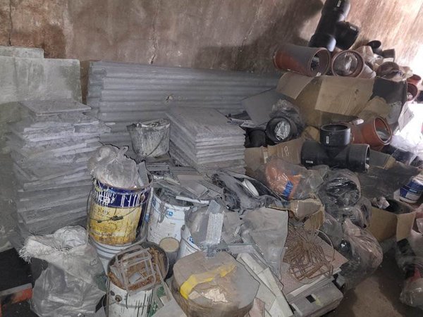Lote de Baldosas, Chapas Perforadas y Accesorios para Cañerías