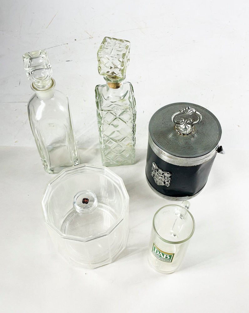 Botellas y jarra con monograma en buen estado - imagen 2