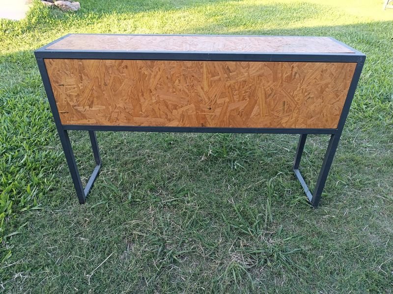 Mueble de Hierro y OSB con Patas Metálicas