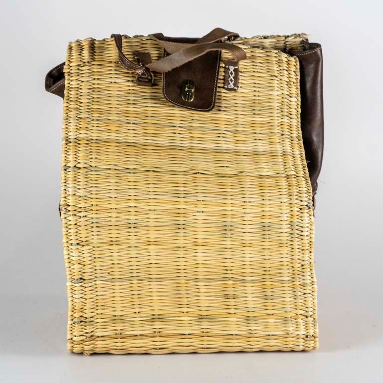 Lote siguiente: Bolsos de fibras naturales con cuero y cuerina