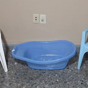 Lote anterior: Set de 2 Sillitas de Plástico Blancas y Azules con Bañito Celeste
