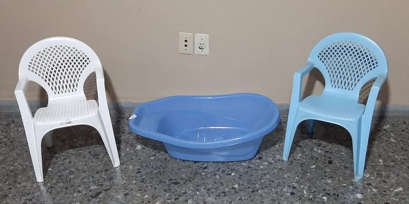 Set de 2 Sillitas de Plástico Blancas y Azules con Bañito Celeste