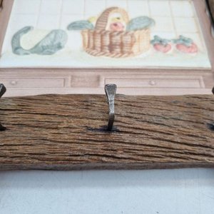 Cuadro Perchero Rústico con Cerámica de Cocina y Herraduras - imagen 4