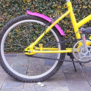 Bicicleta Infantil Amarilla con Canasto y Guardabarros Rosados - imagen 4