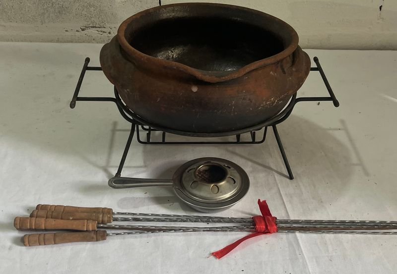 Olla Fondue Cerámica con Manija y Puntas de Metal - imagen 6