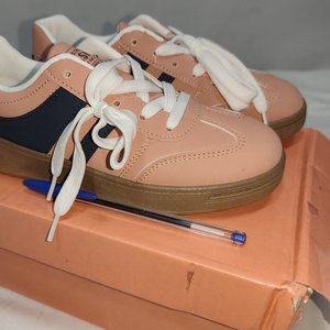 Lote anterior: Zapatillas Deportivas Rosadas y Azul Marino en Eco Cuero, Talle 36