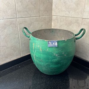 Lote siguiente: Olla Grande Verde con Asas Metálicas