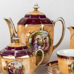 14 Piezas de té de porcelana, con escena. Tapa de la azucarera con avería. Meidas: 8.5x 5 cm - imagen 2