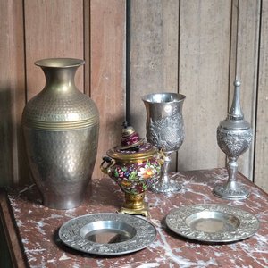 Lote de piezas decorativas: florero bronce, samovar pintado, copas y platillos - imagen 1