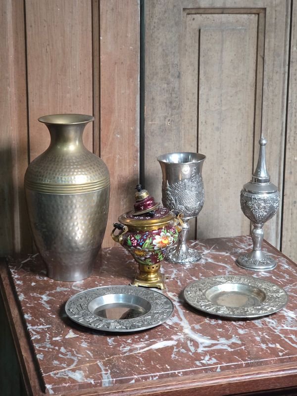 Lote de piezas decorativas: florero bronce, samovar pintado, copas y platillos