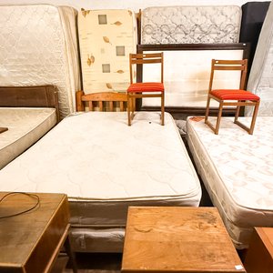Juego de Mesa de Luz y Sillas de Madera para Dormitorio - imagen 2