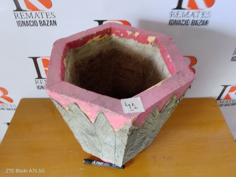Lote siguiente: Maceta de hormigón 4 - Planter de hormigón con forma hexagonal