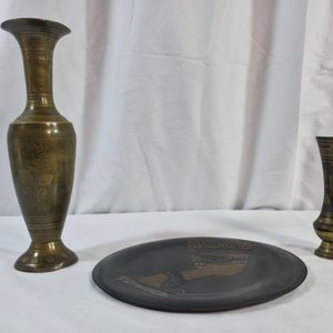Lote anterior: Par de Ánforas de Bronce y Plato con Imagen de Nefertiti en Cobre