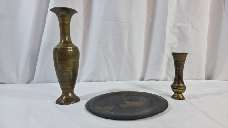 Par de Ánforas de Bronce y Plato con Imagen de Nefertiti en Cobre